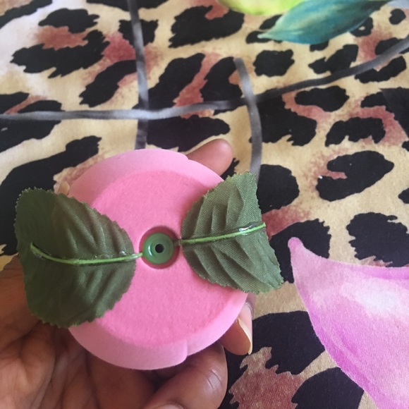 🚨 5/$20 Adorable Rose Shaped False Eyelash Storage Compact - Picture 2 of 5